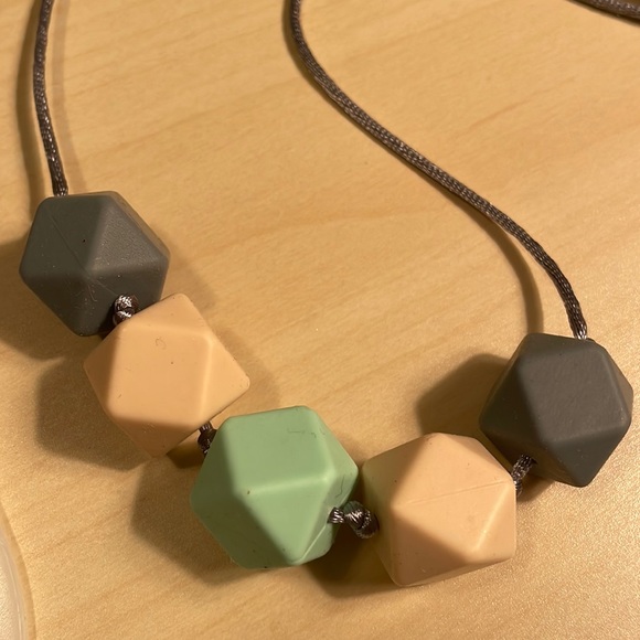 NWT ‘Banded’ Baby Teething Necklace for Mom - Picture 2 of 4